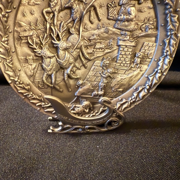 1997 Fort Christmas Pewter Plate with Pewter Stand - Picture 3 of 6